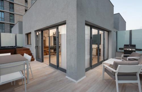 Tel Aviv Apartment | Spacious 3BR Penthouse with Jacuzzi on Rosthchild by HolyGuest