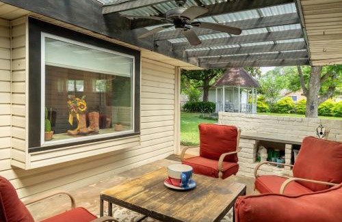 Garden Oaks House | Spacious 3BR Retreat - Pool Table Gazebo Yard