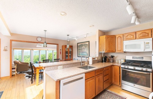 Jackson House | Spacious 4 bd 3.5 ba townhouse, sleeps 8