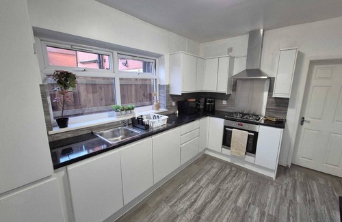 Wolverhampton House | Spacious 4-Bed, 3-Bath Modern Home – Designed for Long Stays & Contractors!