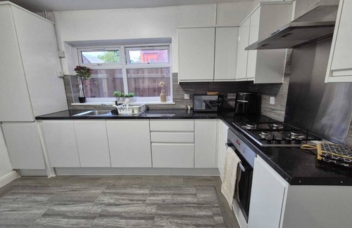 Wolverhampton House | Spacious 4-Bed, 3-Bath Modern Home – Designed for Long Stays & Contractors!