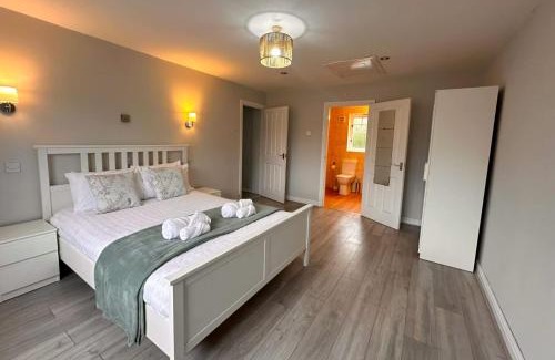 Wolverhampton House | Spacious 4 Bed House with parking in Wolverhampton