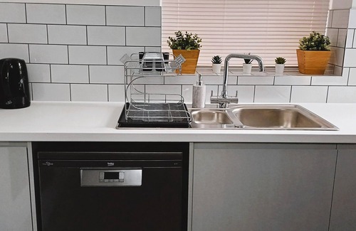 Luton House | Spacious 4-Bed House | Free Parking | Wi-Fi | Contractor and Family Friendly