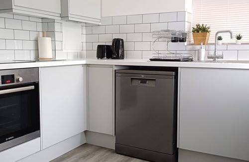 Luton House | Spacious 4-Bed House | Free Parking | Wi-Fi | Contractor and Family Friendly