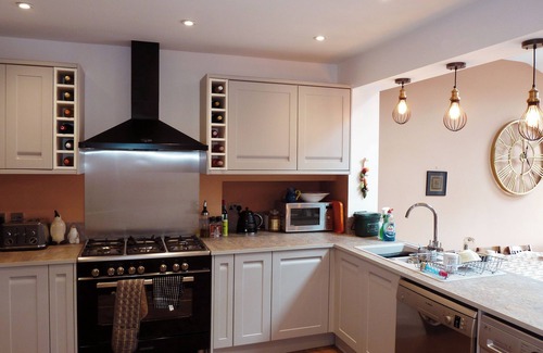 Whitton House | Spacious 4-bed House nr Twickers and 20 mins to London and LHR