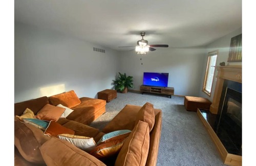 Altoona House | Spacious 4 - bedroom 2 king beds