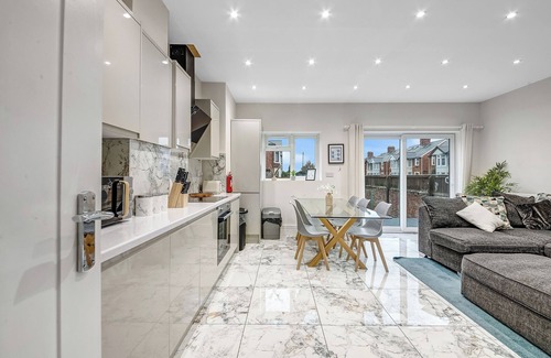 Oxford House | Spacious 4 Bedroom 4 Bath-free Parking Great Links