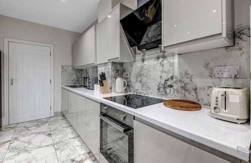 Oxford House | Spacious 4 Bedroom 4 Bath-free Parking Great Links