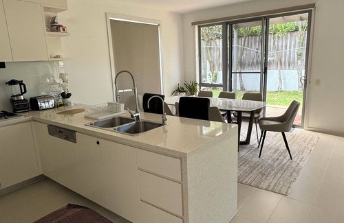 Randwick House | Spacious 4-bedroom home South Coogee - easy access to beaches, parks, airport