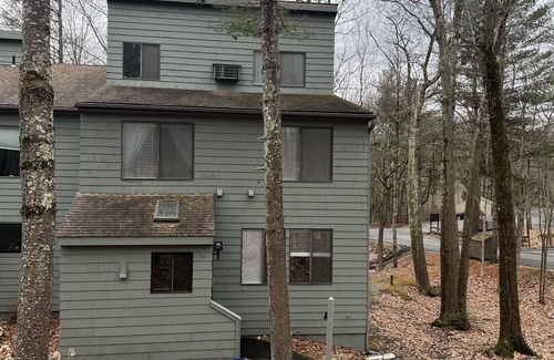 Torrington Condo | Spacious 4-bedroom condo with AC and WiFi in Litchfield County