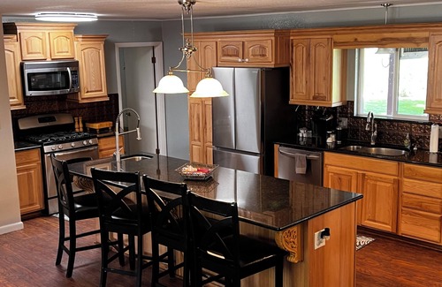 Montrose House | Spacious 4-bedroom Country Home in charming Montrose with WiFi