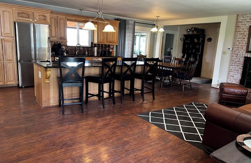Montrose House | Spacious 4-bedroom Country Home in charming Montrose with WiFi