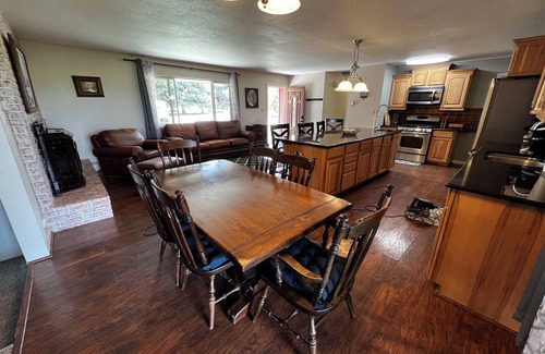 Montrose House | Spacious 4-bedroom Country Home in charming Montrose with WiFi
