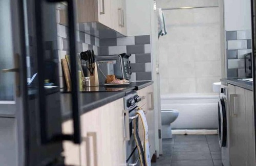 Birmingham House | Spacious 4 Bedroom House close to Birmingham City Center
