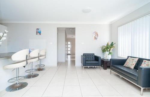 Werrington House | Spacious 4-Bedroom Home Near University & Shops