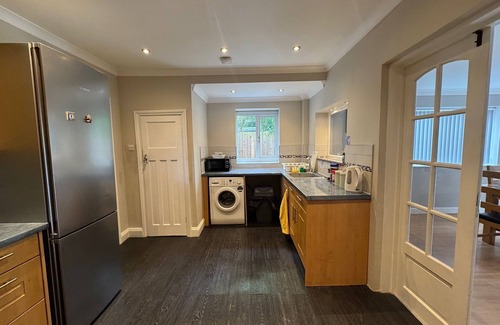 Reading House | Spacious 4 Bedroom Home|FREE Parking & Wi-Fi|Garden