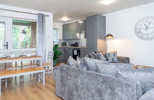 Horton House | Spacious 4 Bedroom Home with Parking Near Heathrow