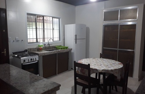 Maranduba House | SPACIOUS 4 BEDROOM HOUSE UP TO 14 PEOPLE/6 PARKING SPACES/150M FROM MARANDUBA BEACH WIFI