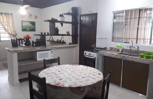 Maranduba House | SPACIOUS 4 BEDROOM HOUSE UP TO 14 PEOPLE/6 PARKING SPACES/150M FROM MARANDUBA BEACH WIFI