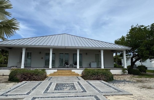 North Bimini House | Spacious 4-bedroom house with WiFi, AC, & Filtered Water. 40ft floating Dock.