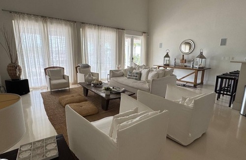 North Bimini House | Spacious 4-bedroom house with WiFi, AC, & Filtered Water. 40ft floating Dock.