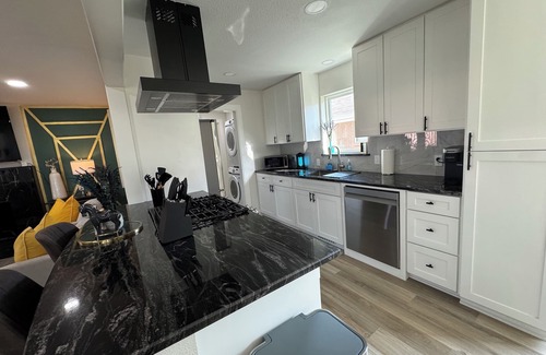 Buckner Terrace - Everglade Park House | Spacious 4-bedroom house in charming Dallas with AC, WiFi