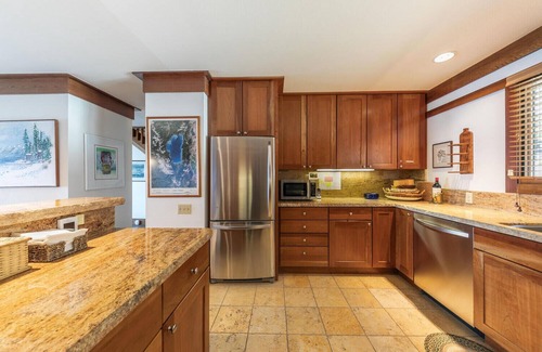 Tahoe Sierra Estates House | Spacious 4-bedroom lakefront townhome close to the water's edge in Tahoe City