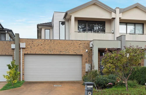 Sanctuary Lakes House | Spacious 4-bedroom townhome with WiFi and AC in wonderful Point Cook