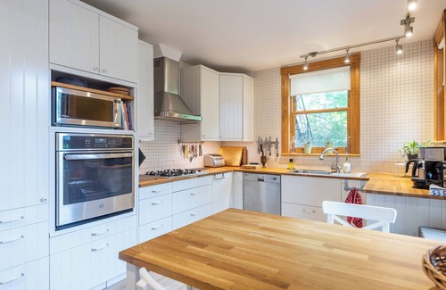 La Petite-Patrie Apartment | Spacious 4 bedrooms, 2 floors with garden, near Jean Talon Market. Pets welcome!