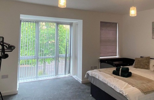 Reading House | Spacious 4 bedrooms to host 9 guests in Reading