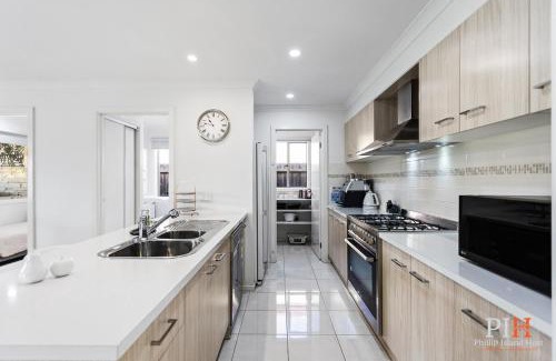 Cowes House | Spacious 4-BR Family Home