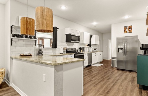 Highland Park House | Spacious 4 BR Retreat w/Pool, Hot Tub, Game Room & 8 Smart TVs. Near Downtown.