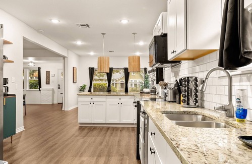 Highland Park House | Spacious 4 BR Retreat w/Pool, Hot Tub, Game Room & 8 Smart TVs. Near Downtown.