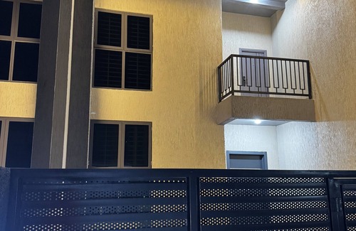 Madina House | Spacious 4-bedroom apartment in lovely Greater Accra Region with AC, WiFi