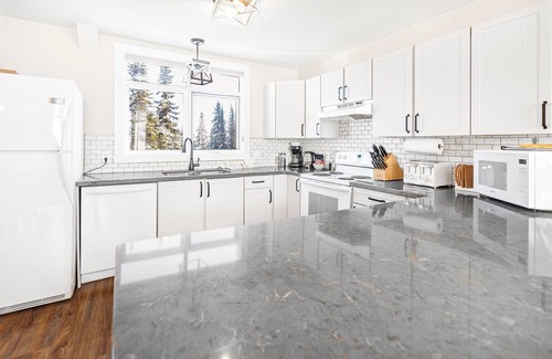 Silver Star Mountain Condo | Spacious 4-Level Suite w/Fireplace & Flexible Sleeping for 17
