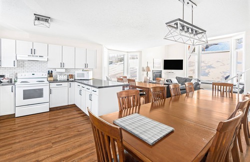 Silver Star Mountain Condo | Spacious 4-Level Suite w/Fireplace & Flexible Sleeping for 17