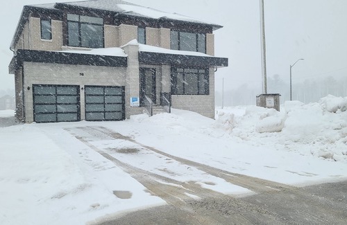 Wasaga Beach House | Spacious 4BR 7 mins from beach – perfect for family living, game room & parking