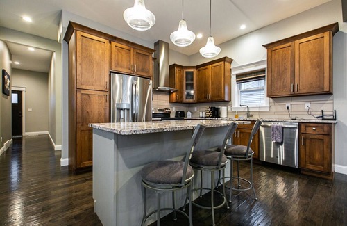 Dubuque House | Spacious 4BR Bluff-Top Townhome Steps from Fenelon Elevator & Downtown