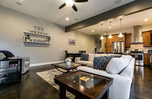 Dubuque House | Spacious 4BR Bluff-Top Townhome Steps from Fenelon Elevator & Downtown