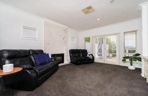Fadden House | Spacious 4BR Comfort and Convenience in Fadden - Hosted by Canstay