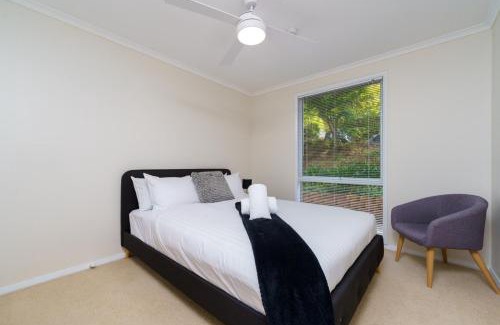 Fadden House | Spacious 4BR Comfort and Convenience in Fadden - Hosted by Canstay