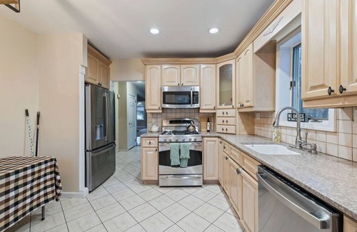 Stony Point Apartment | Spacious 4BR home w/WiFi, TV, hot tub, huge dining, fire pit & vast garden