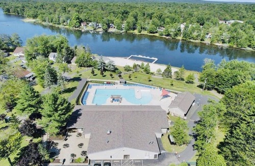 Tobyhanna House | Spacious 4BR house, near water parks and Premium outlets, pools, lake, kayak.
