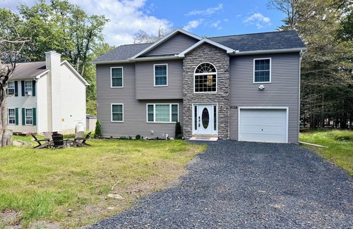 Tobyhanna House | Spacious 4BR house, near water parks and Premium outlets, pools, lake, kayak.