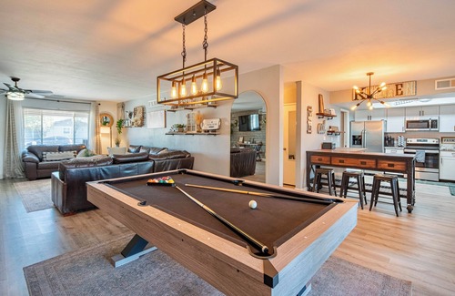 Glendale House | Spacious 4BR house with Pool Table, Games, AC, Fast WiFi, Workspace, in Glendale