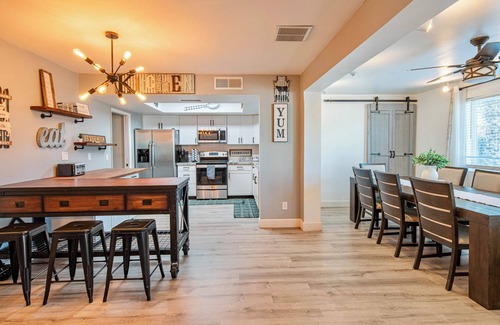 Glendale House | Spacious 4BR house with Pool Table, Games, AC, Fast WiFi, Workspace, in Glendale