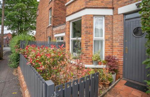 Belfast House | Spacious 4BR Victorian Property w/Outdoor Terrace