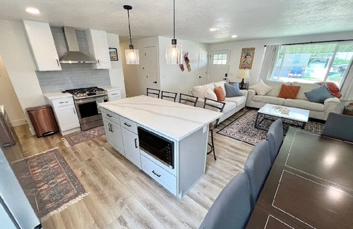 Cottonwood Heights House | Spacious 5-bedroom house in welcoming Cottonwood Heights with AC, WiFi, Game RM.