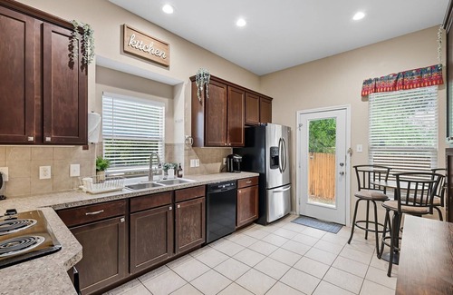 Dallas House | Spacious 5-BD/3-BA Forest View Getaway (Sleeps 13)