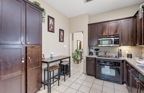 Dallas House | Spacious 5-BD/3-BA Forest View Getaway (Sleeps 13)